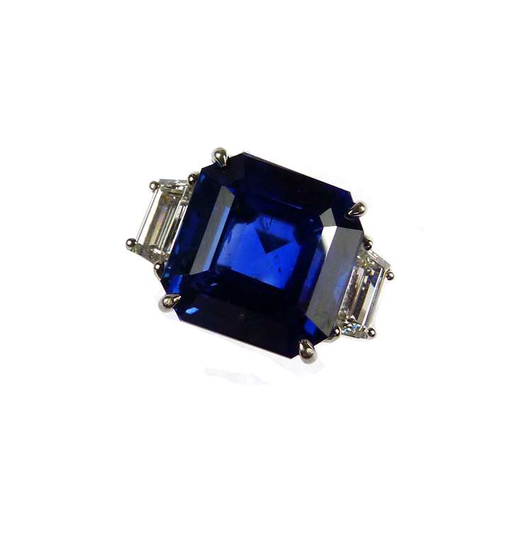 Single stone sapphire and diamond ring
